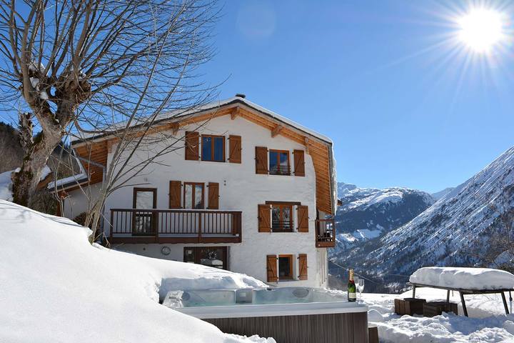 Chalet Broski - Luxury with an outdoor Jacuzzi!