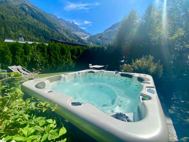 Jacuzzi with a view - Marmotte Mountain Manor
