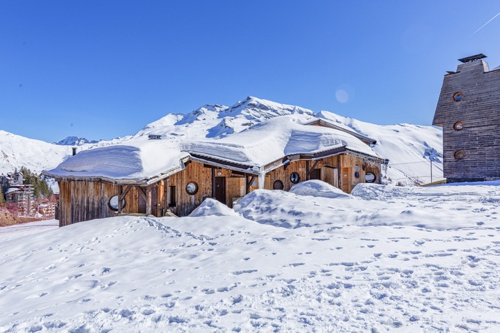  Fabulous central location offering skiing from the door