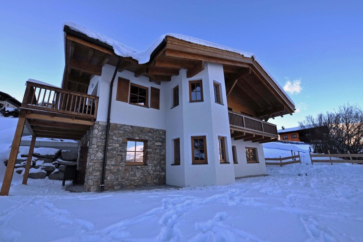 Chalet an der Piste east side view