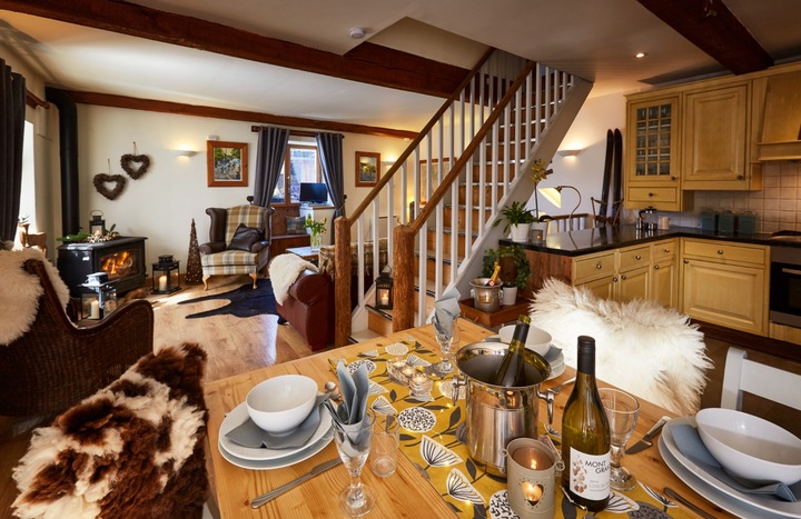 Cosy open plan lounge, kitchen and dining room