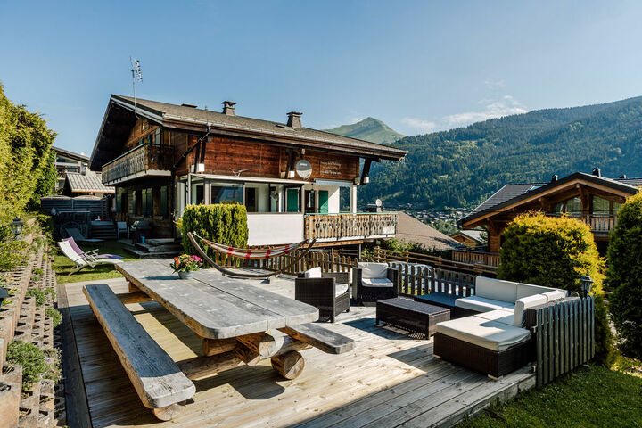 At Chalet Morzine you get all the views. You are right in town, but because of the elevated position, you can see the Pleney, Avoriaz, over the town of Morzine and the peaks of Nantaux, Ressechaux and Nyon.