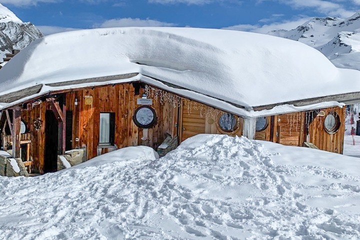 Beautiful snow capped roof of Chalet Flocon 
